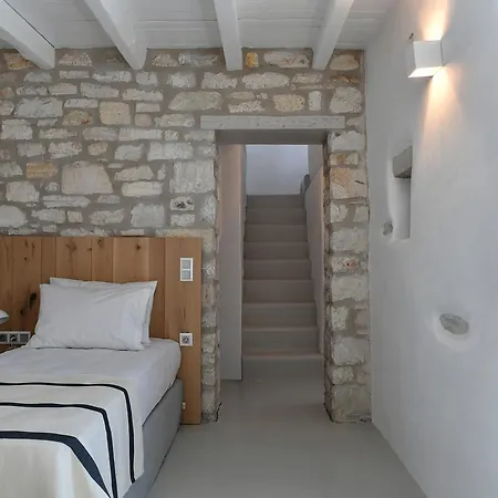 Key 2 * Santa Maria (Paros)