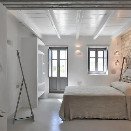 Key 2 * Santa Maria (Paros)